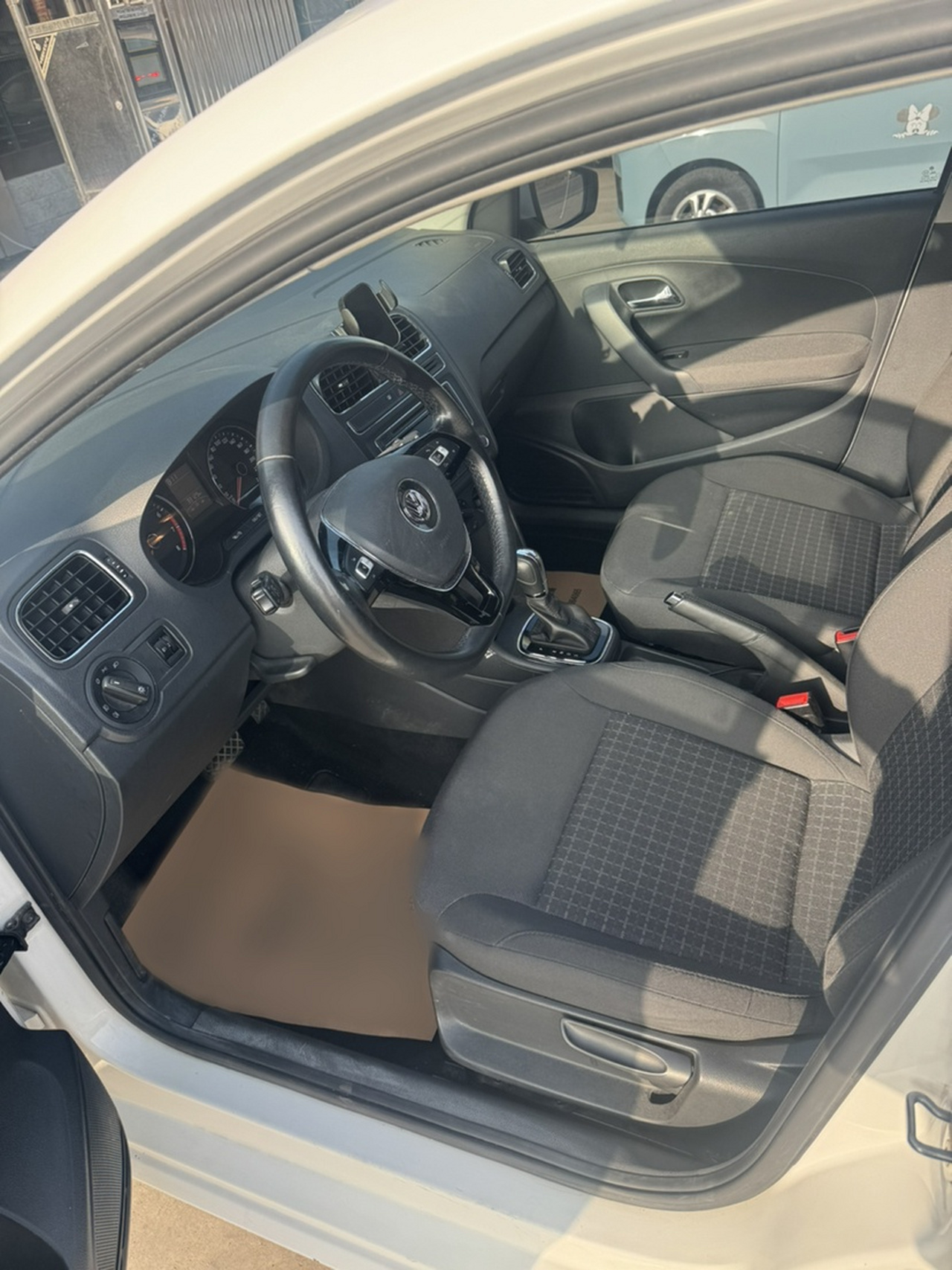 Polo 2016 1.6L AT Comfort photo 4