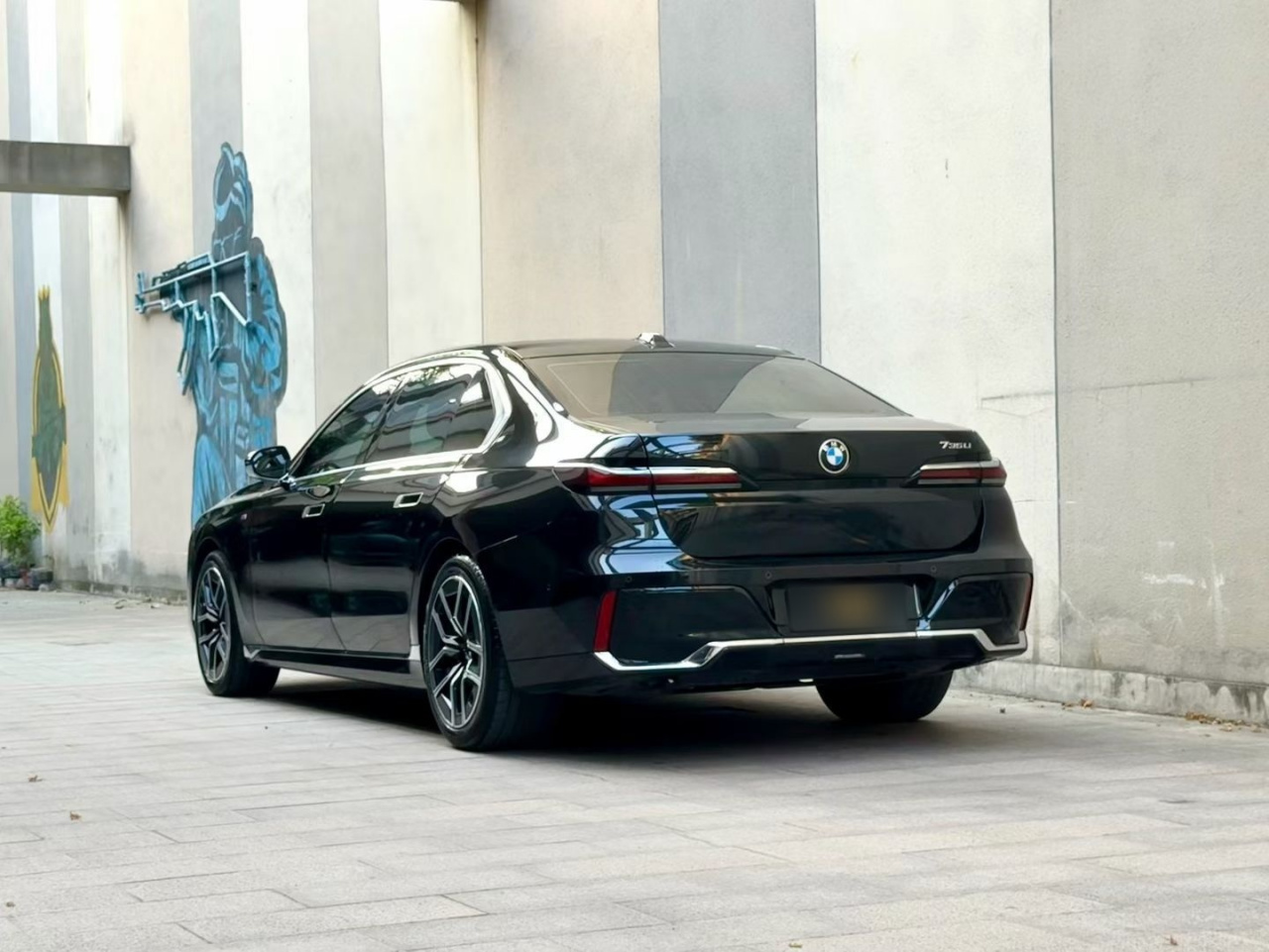 7 Series 2023 735Li M Sport Package photo 4