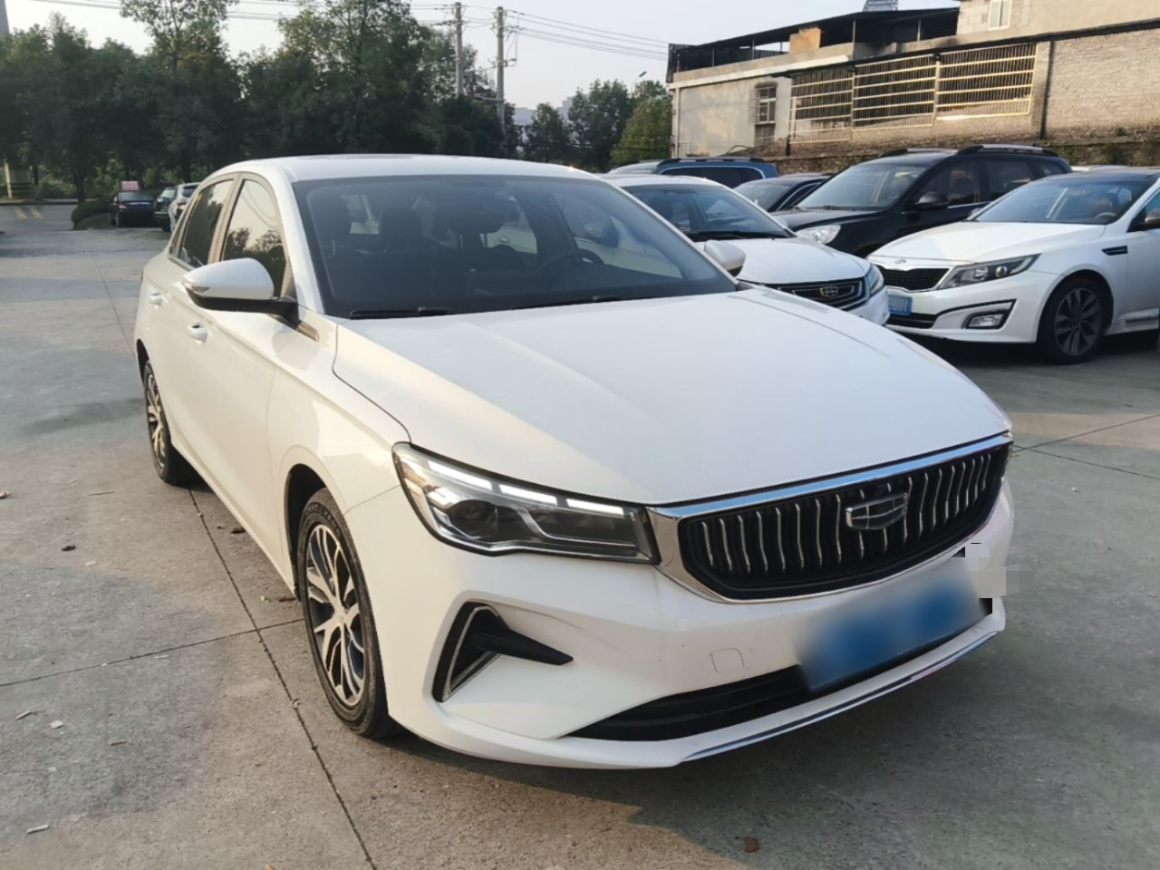 Emgrand 2022 4 1.5L CVT Elite photo 3