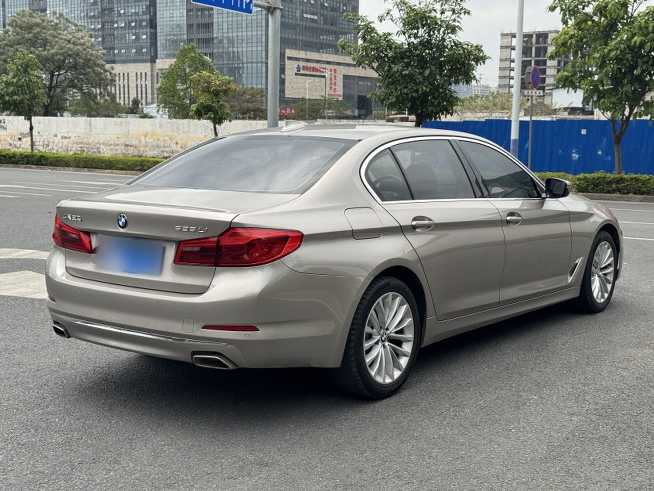 5 Series 2020 525Li Luxury photo 3