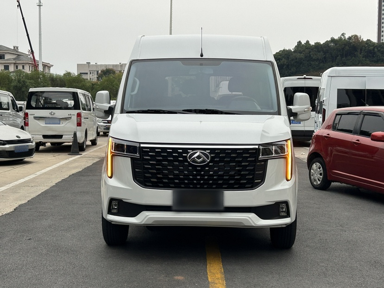 MAXUS V80 2025 PRO 2.0T AMT Short Wheelbase 5/6-Seater photo 2
