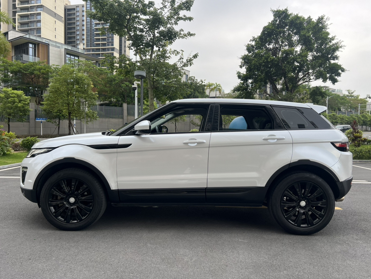 Range Rover Evoque 2017 2.0T SE photo 2