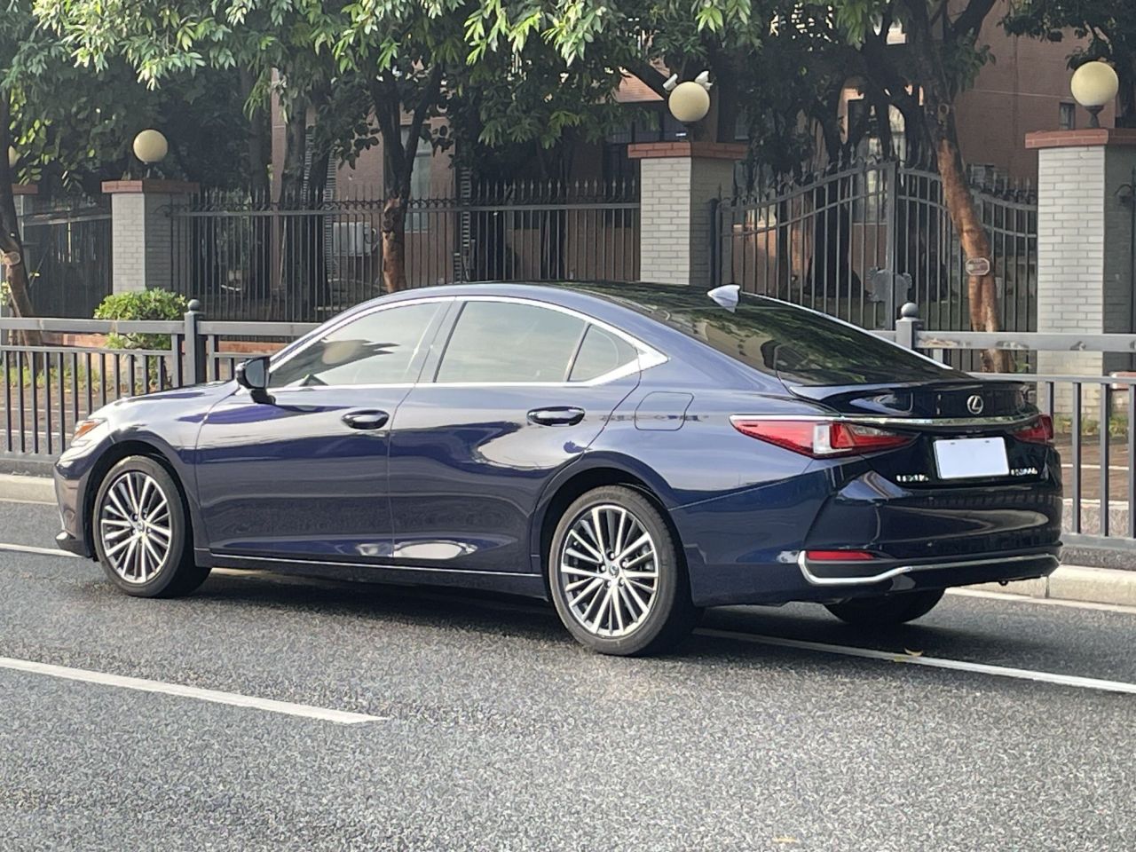 ES 2022 300h Exclusive photo 3