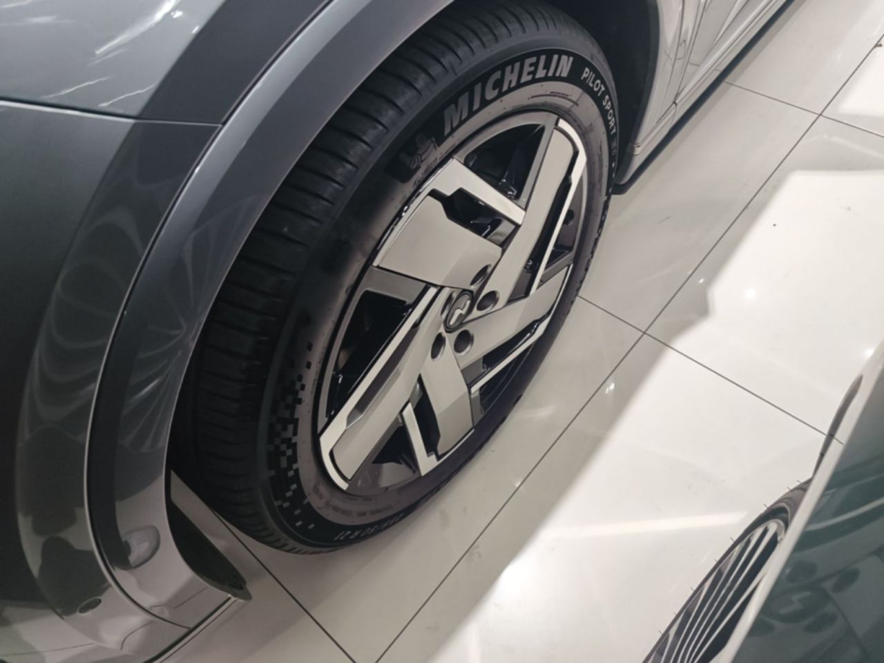 L90 2025 Ultra 6-Seater 60 photo 4