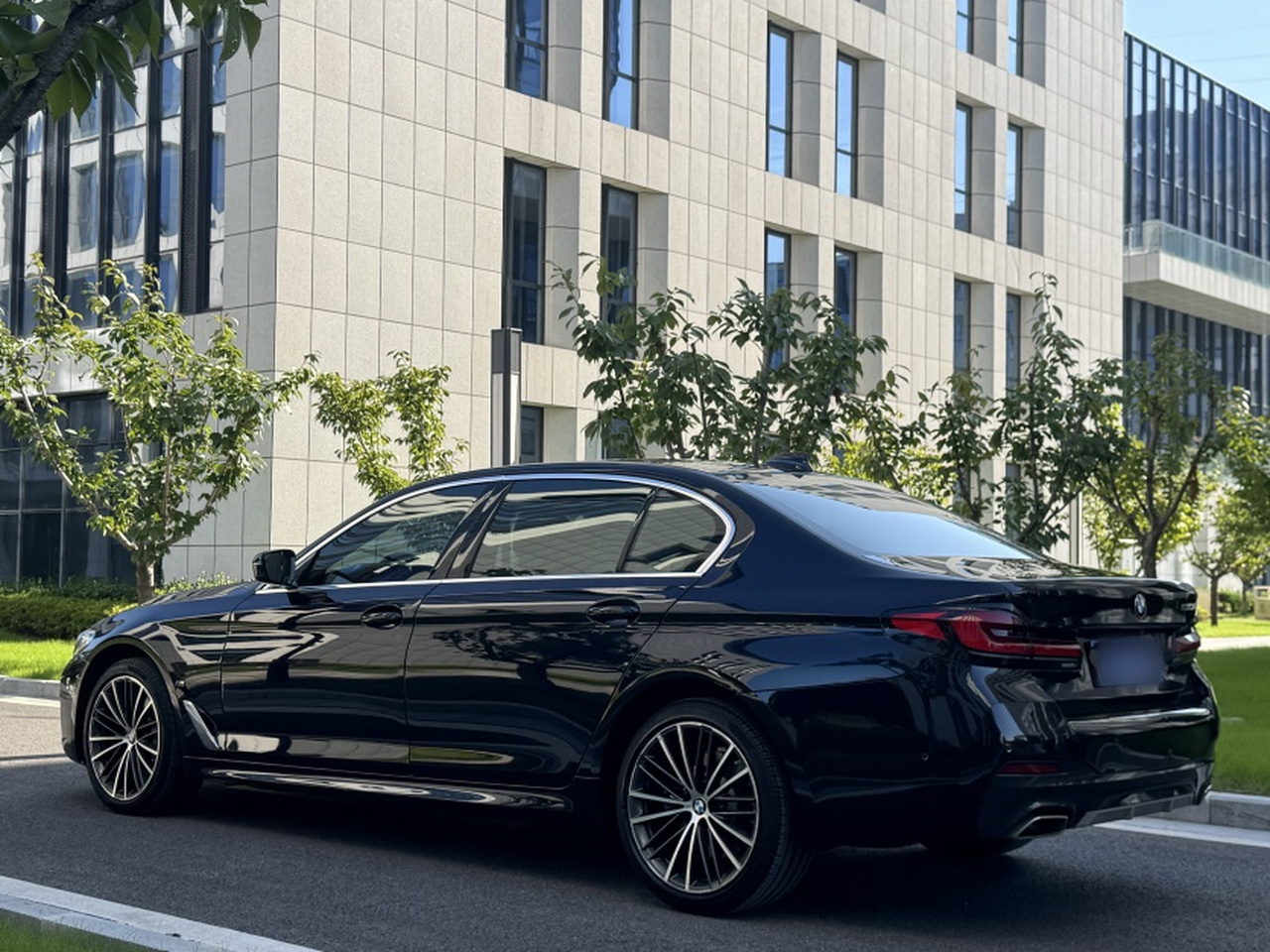 5 Series 2021 530Li Leading M Sport Package photo 4