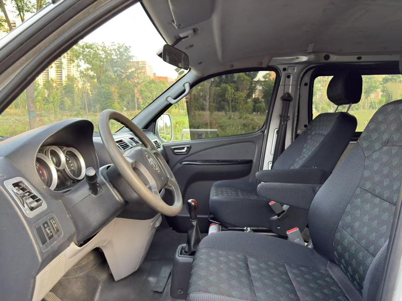 E 2017 2.0L Long Wheelbase 4Q20M photo 4
