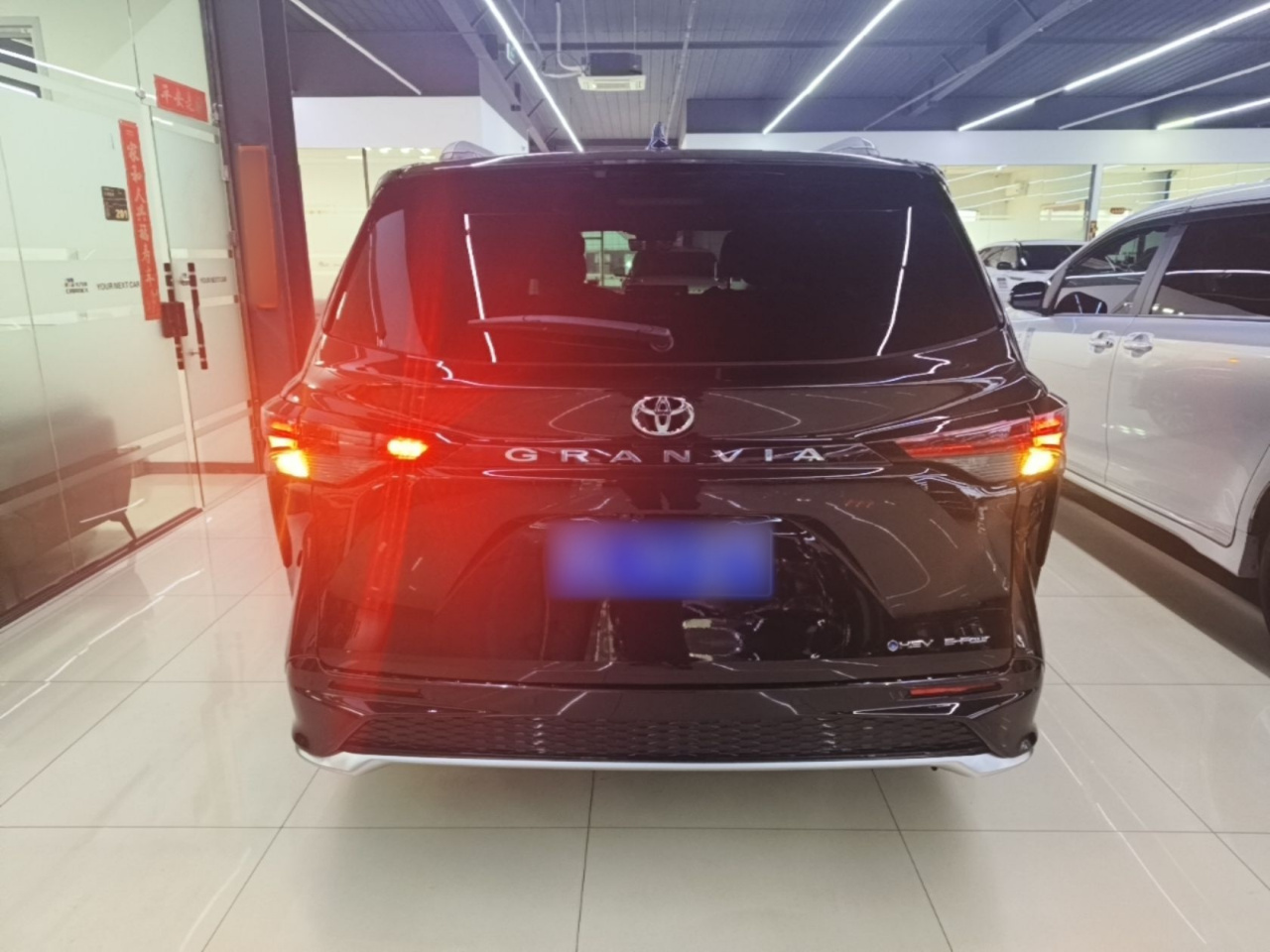 Granvia 2026 2.5L Hybrid MAX AWD photo 5