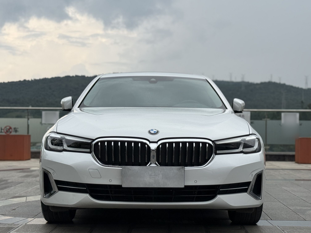 5 Series 2023 530Li Leading Luxury photo 3