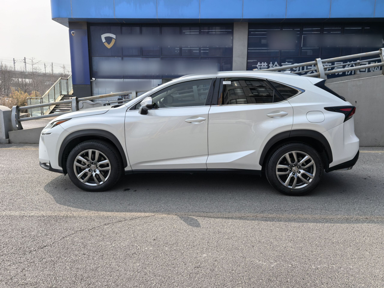 NX 2015 200t photo 4
