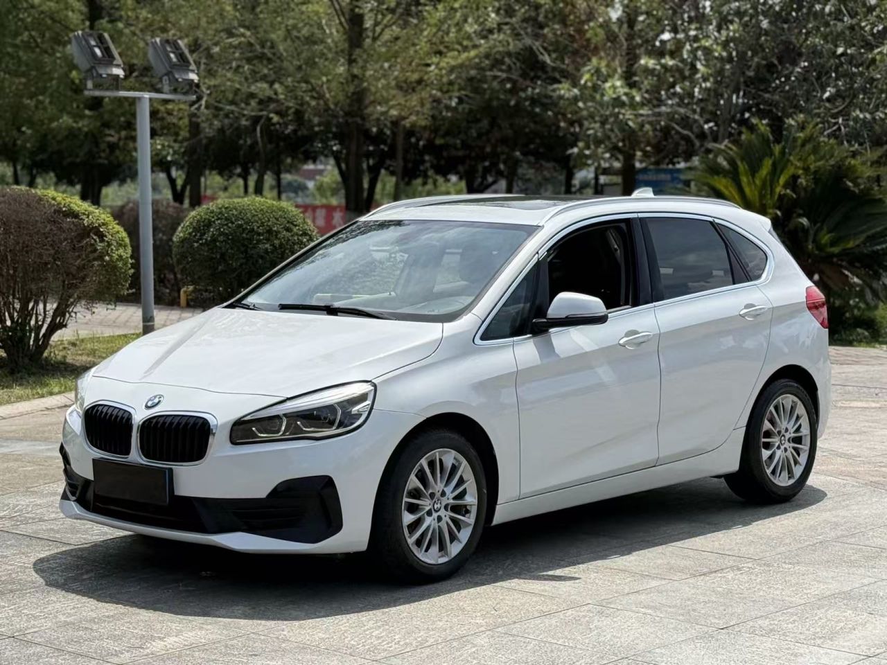2 Series Wagon 2019 218i Leading photo 2