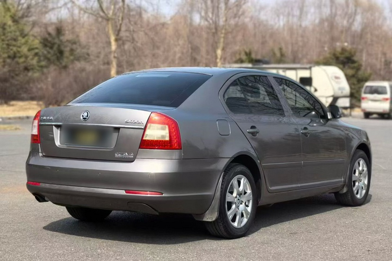 Octavia 2015 Classic 1.6L MT photo 4