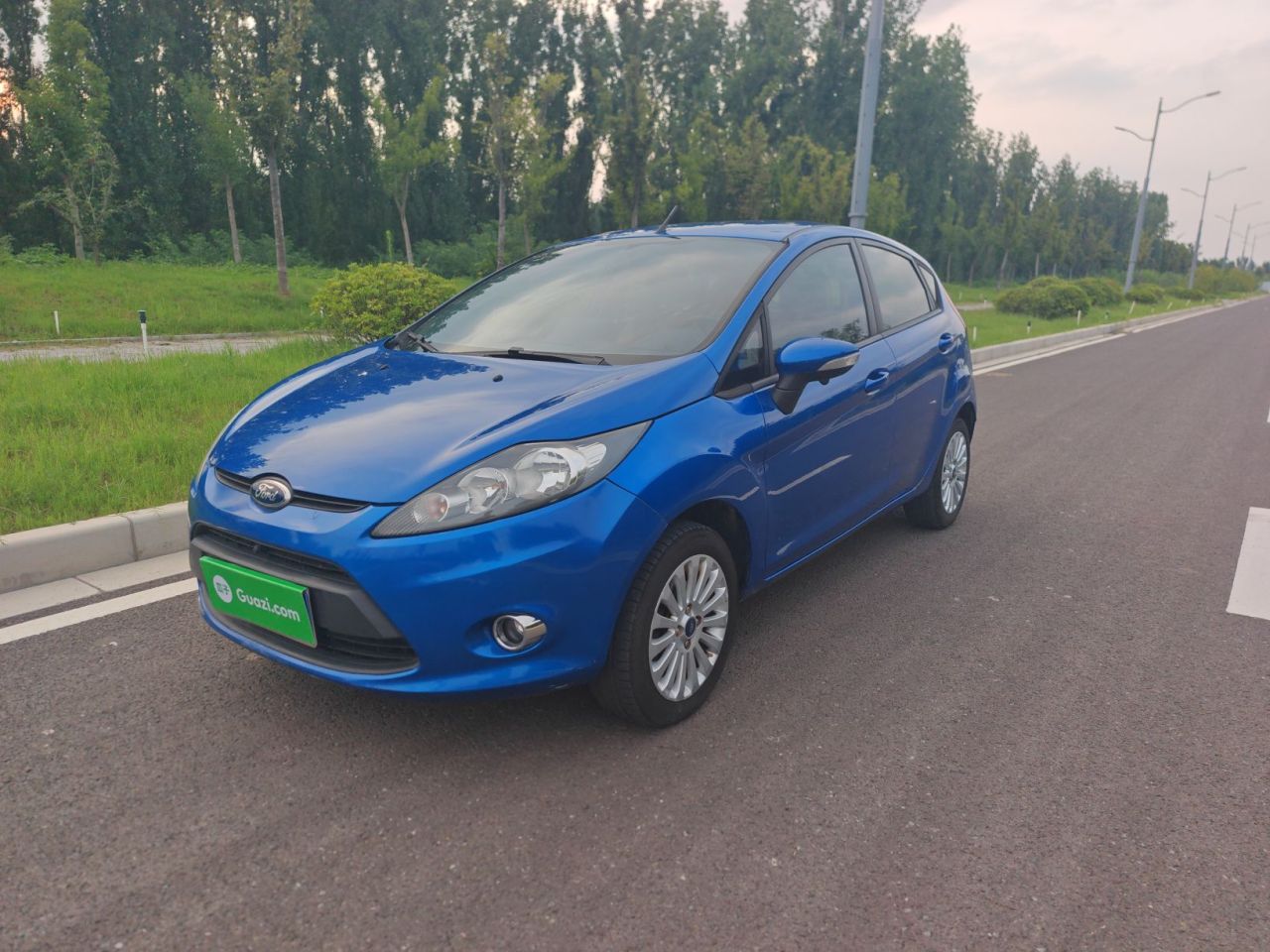 2011 Hatchback 1.5L AT Fashion photo 2