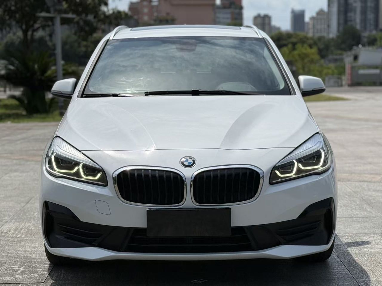 2 Series Wagon 2019 218i Leading photo 3