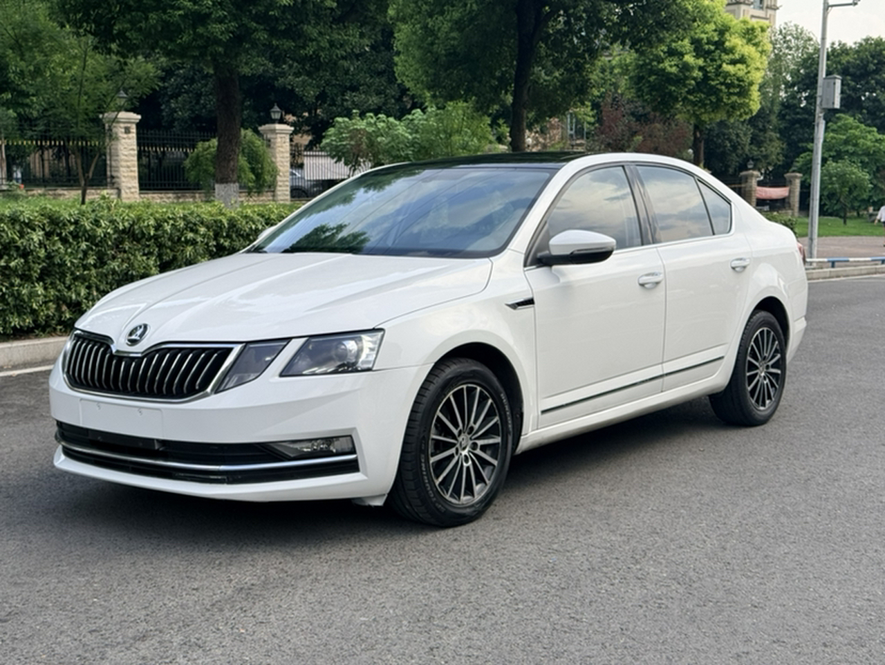 Octavia 2018 1.6L AT Luxury