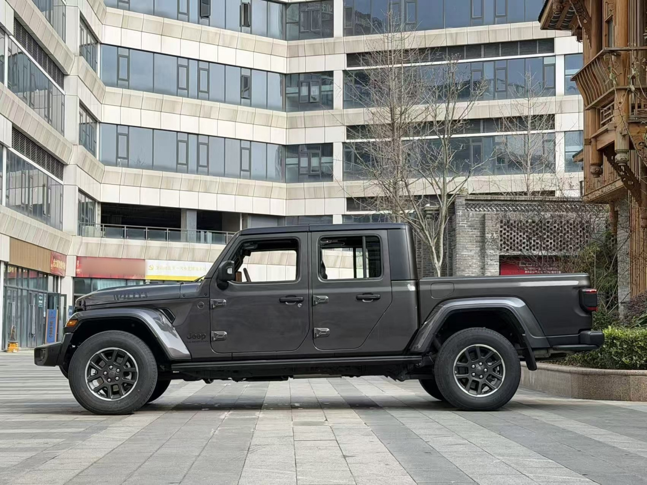2023 3.6L Overland photo 3