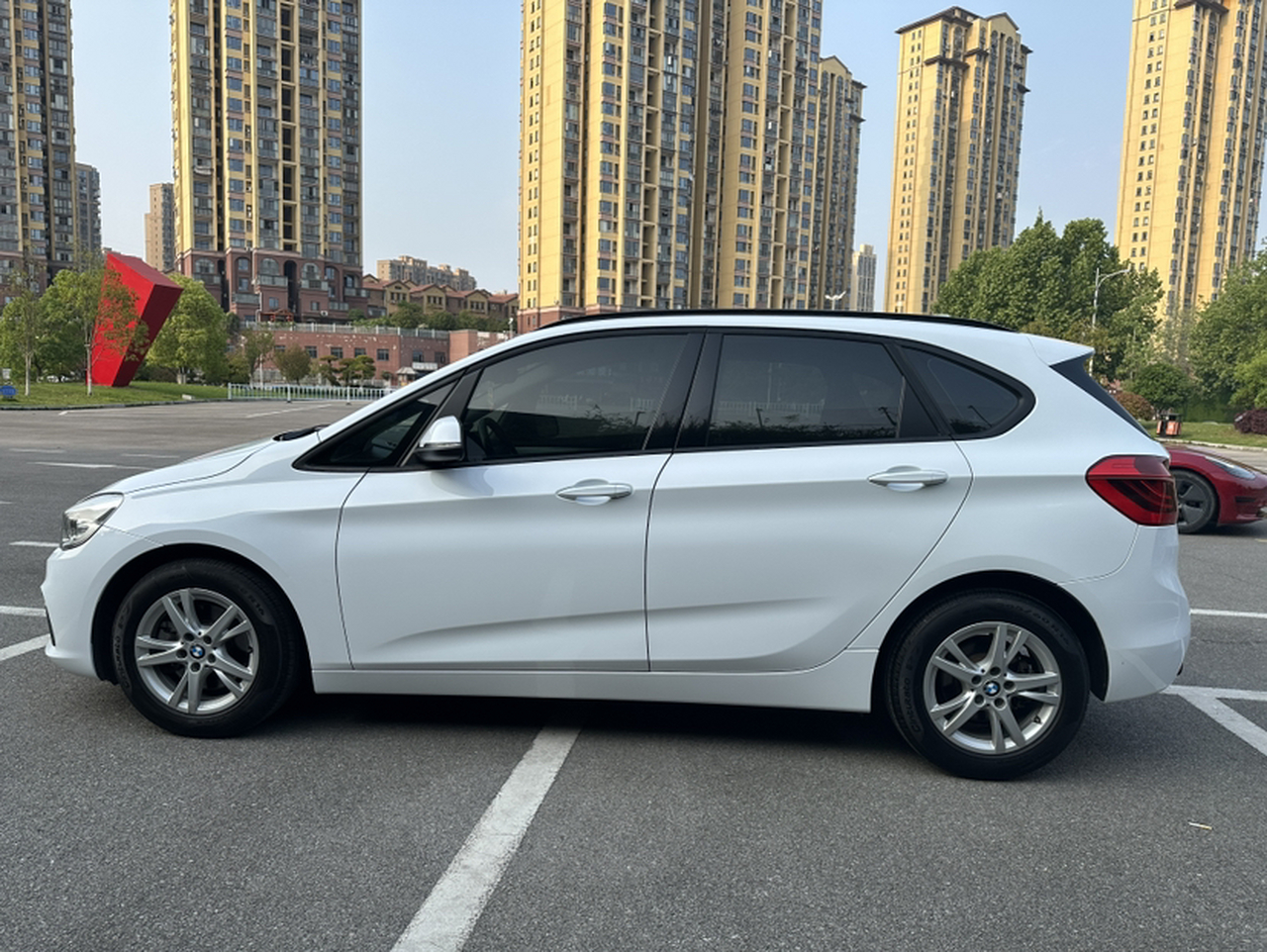 2 Series Wagon 2016 218i Leading photo 4