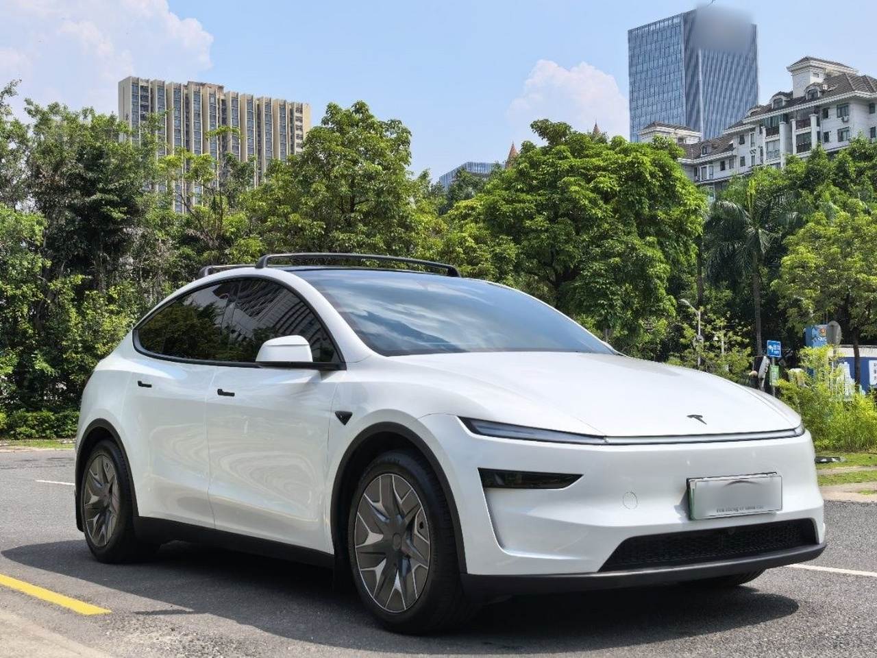 Model Y L 2025 Long Range AWD photo 3