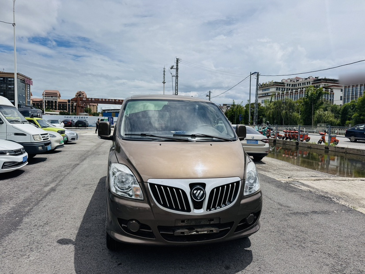E 2017 2.0L Long Wheelbase 4Q20M photo 4