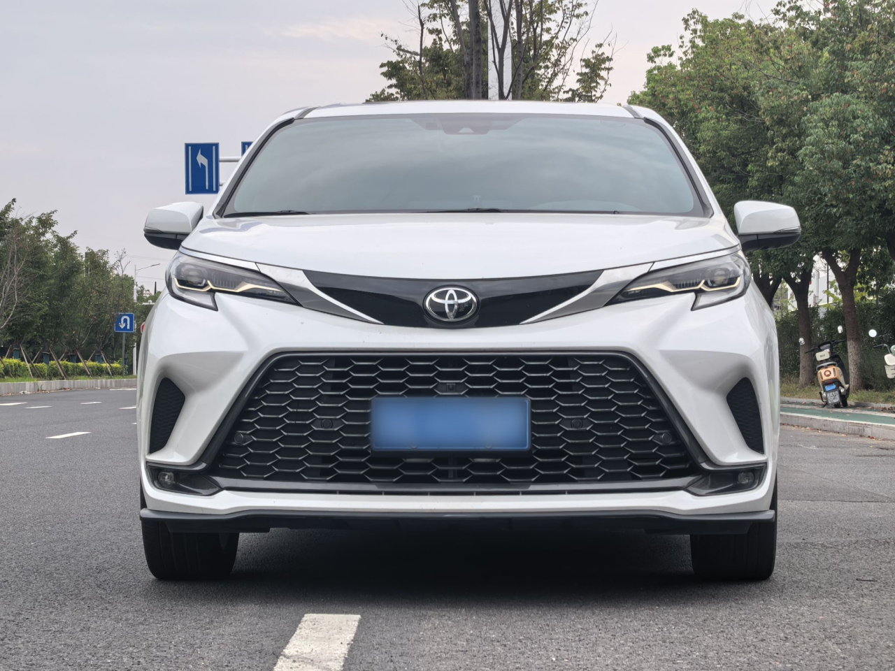 Granvia 2024 2.5L Hybrid Premium PLUS photo 2