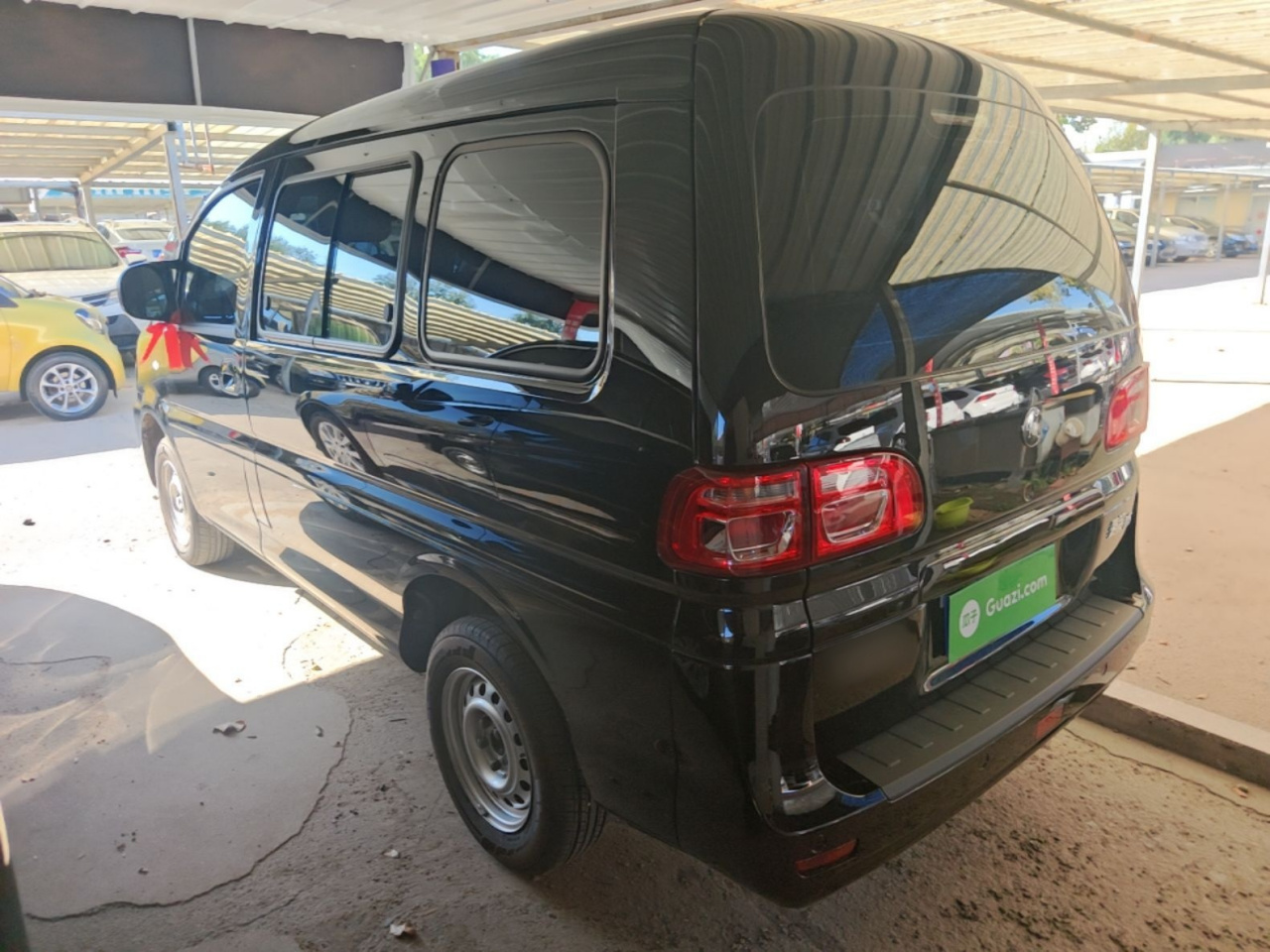Lingzhi 2025 M5 1.6L Short Wheelbase 5-Seater photo 4