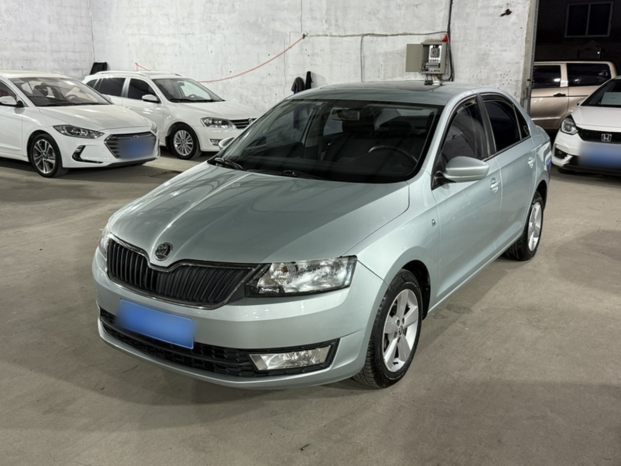 Rapid 2013 1.6L AT photo 2