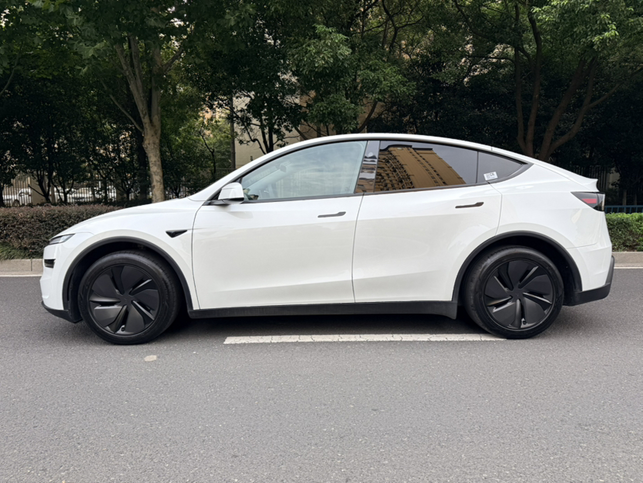 Model Y 2025 RWD photo 3