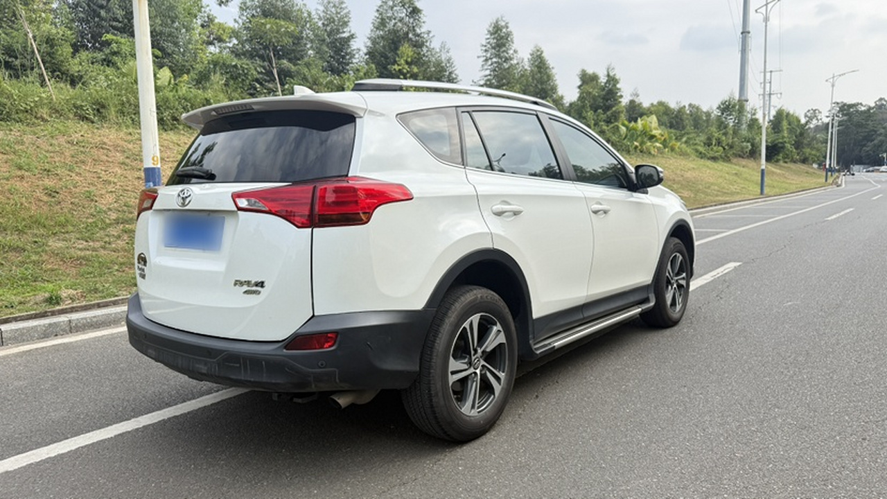 RAV4 2015 2.0L CVT RWD photo 4