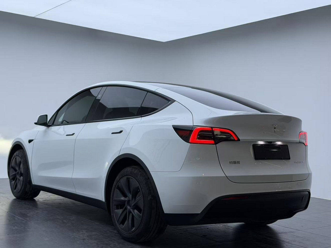 Model Y 2024 RWD photo 4