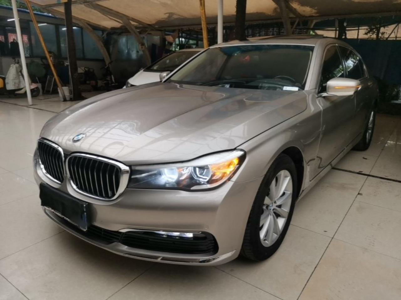 7 Series 2017 730Li Leading