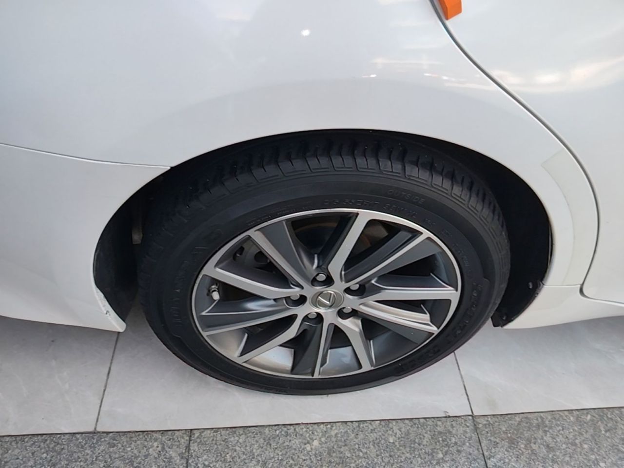 ES 2015 300h Luxury photo 3
