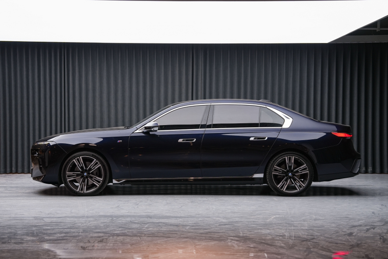 7 Series 2023 740Li Exclusive M Sport Package photo 4