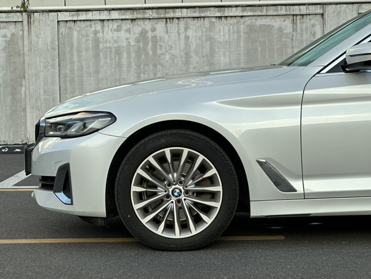 5 Series 2021 525Li Luxury photo 3