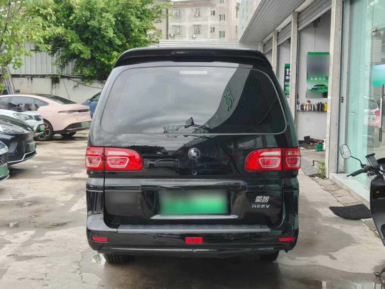 Lingzhi M5EV 2025 110km EREV Base 5-Seater photo 4