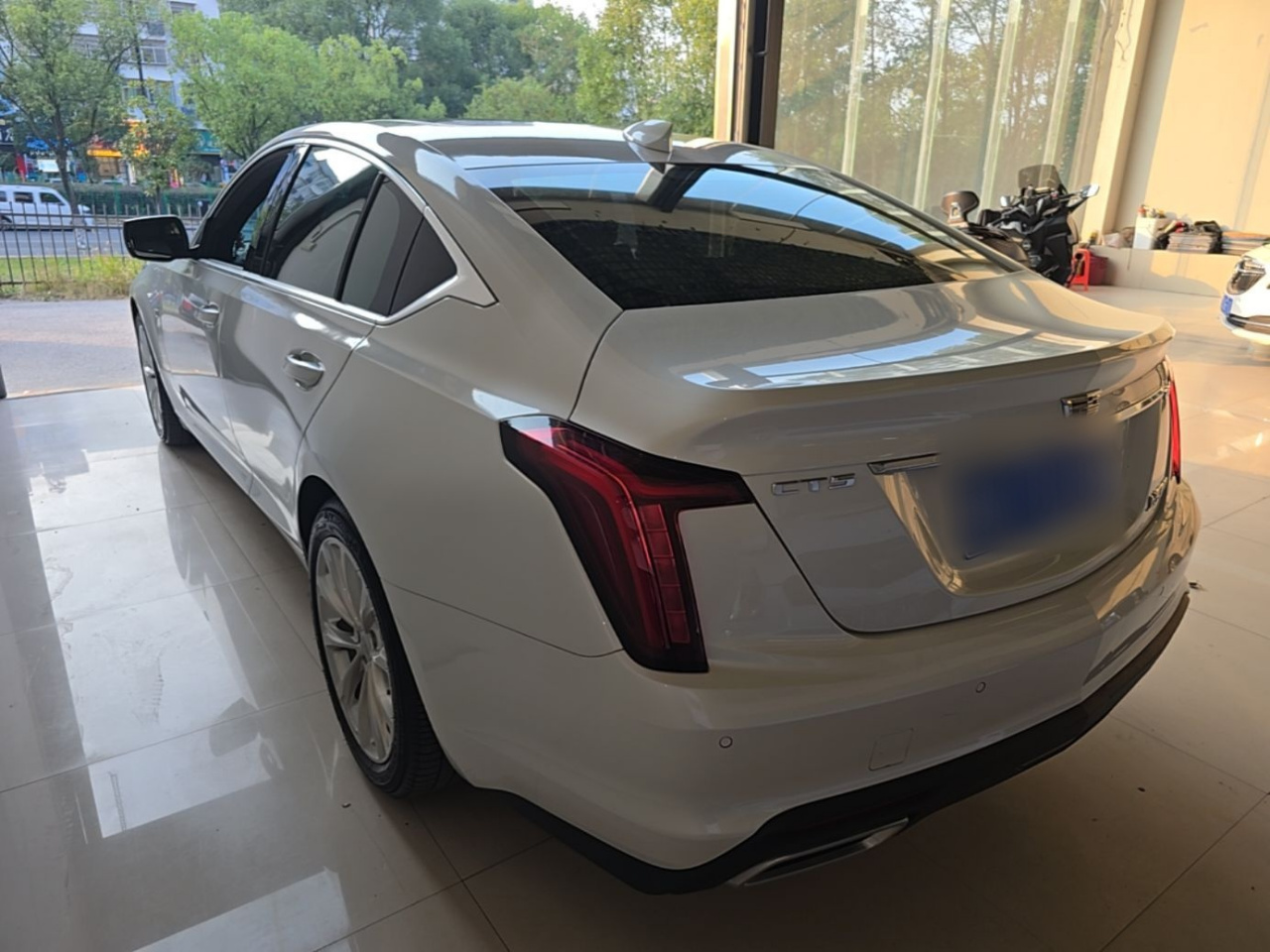 CT5 2023 28T Luxury Standard photo 4