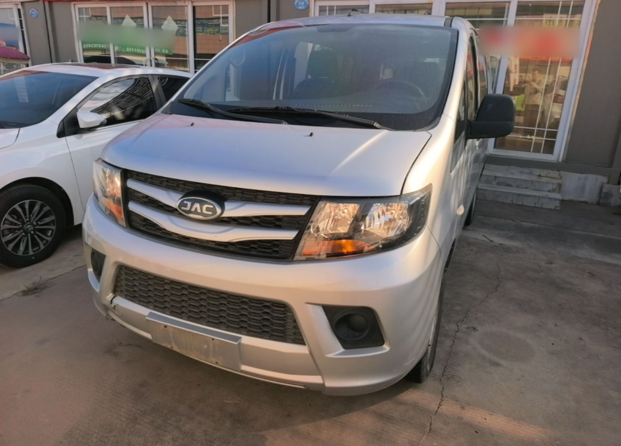 Refine M3 2018 1.6L 7-Seater photo 2