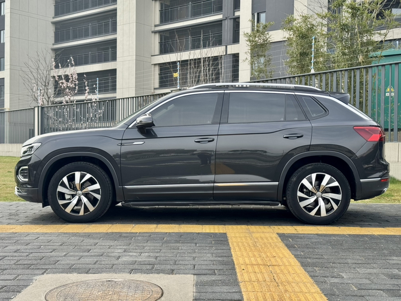 Tayron 2022 330TSI RWD Luxury Connected Plus photo 4