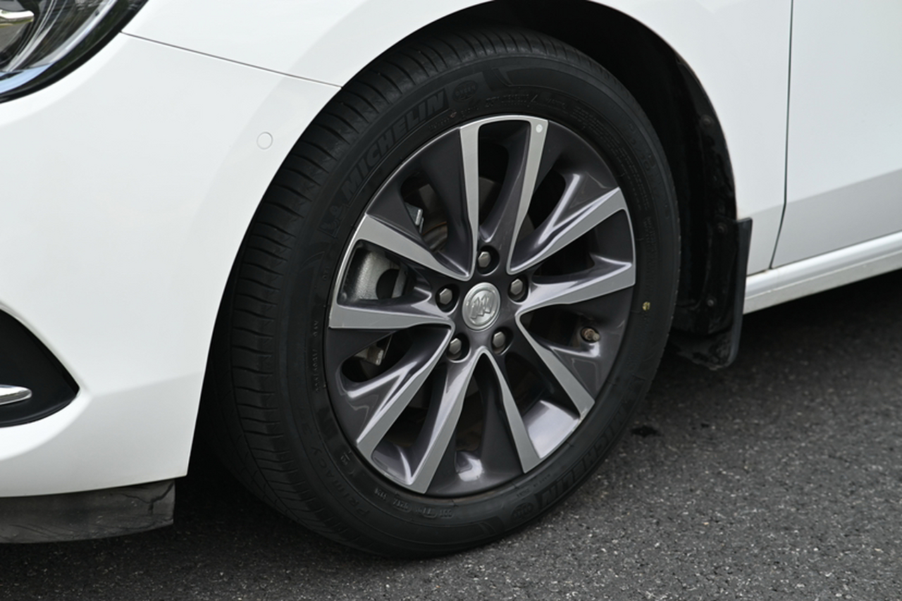 GL6 2021 323T Mild Hybrid Premium photo 3