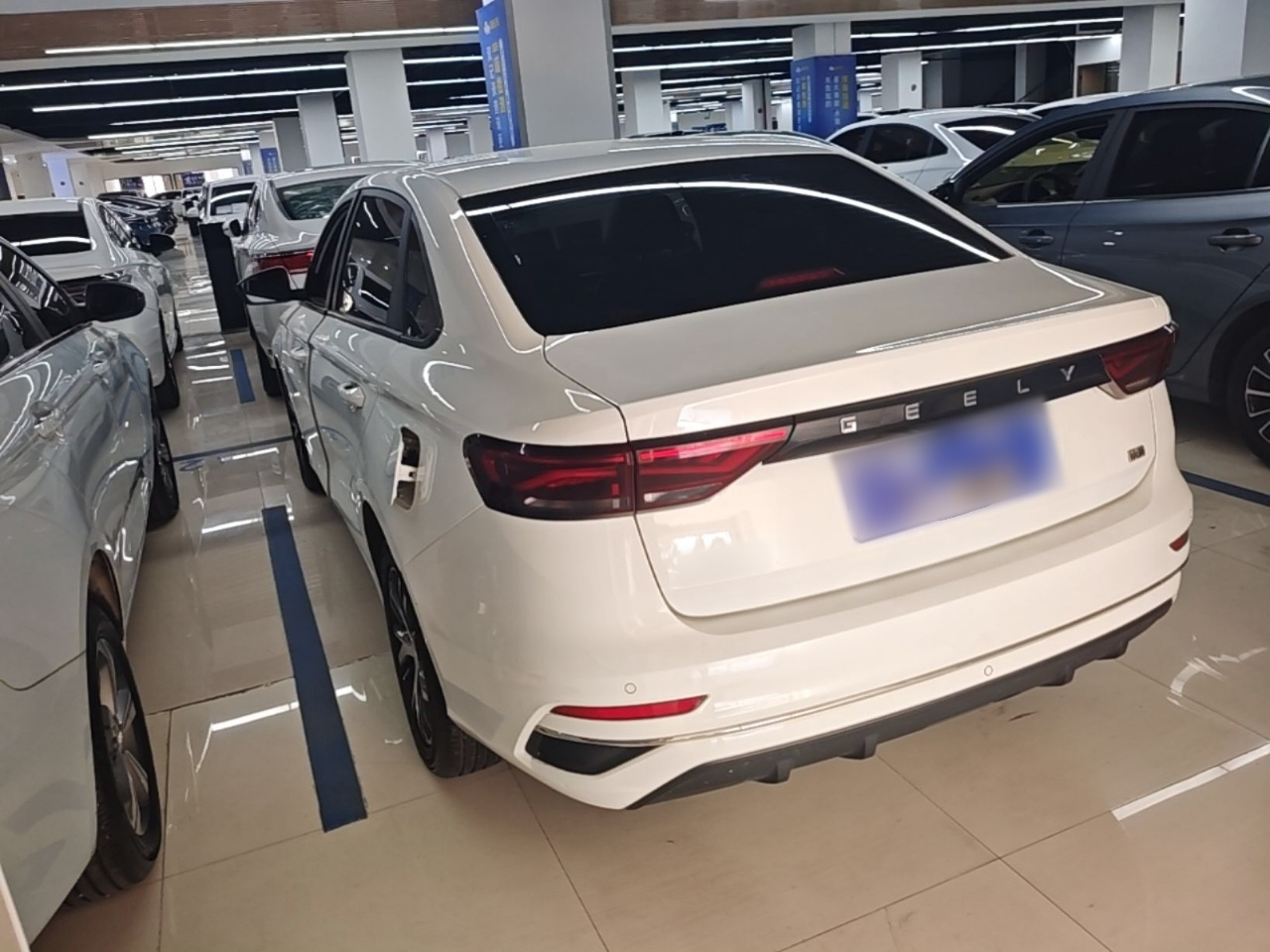 Emgrand 2023 4 Champion 1.5L CVT Luxury photo 4