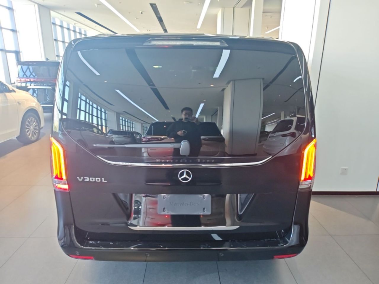 V-Class 2024 V 300 L Long Wheelbase Premium photo 5
