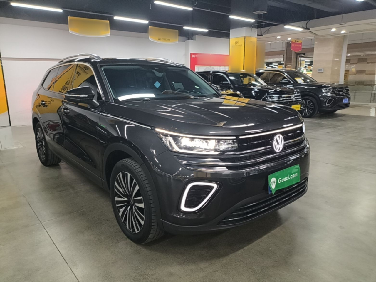 2023 330TSI Luxury photo 3