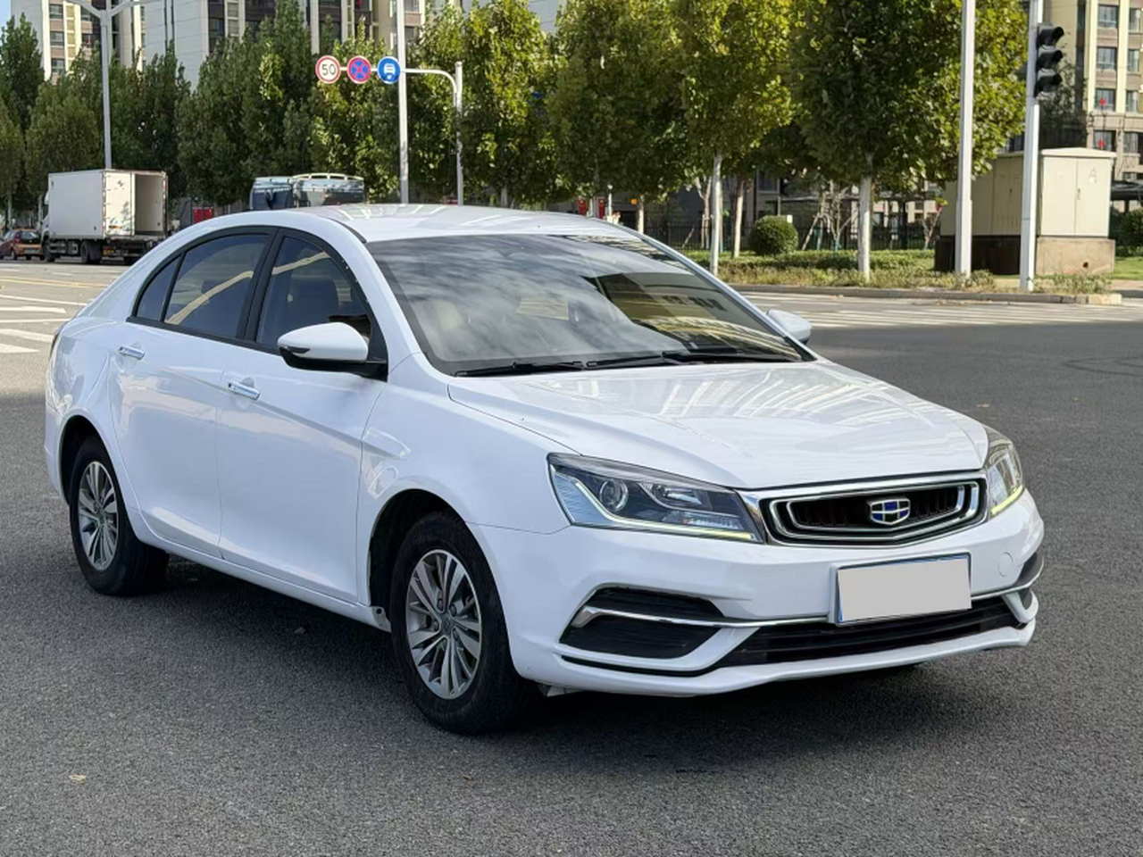Emgrand 2018 1.5L CVT Luxury photo 3