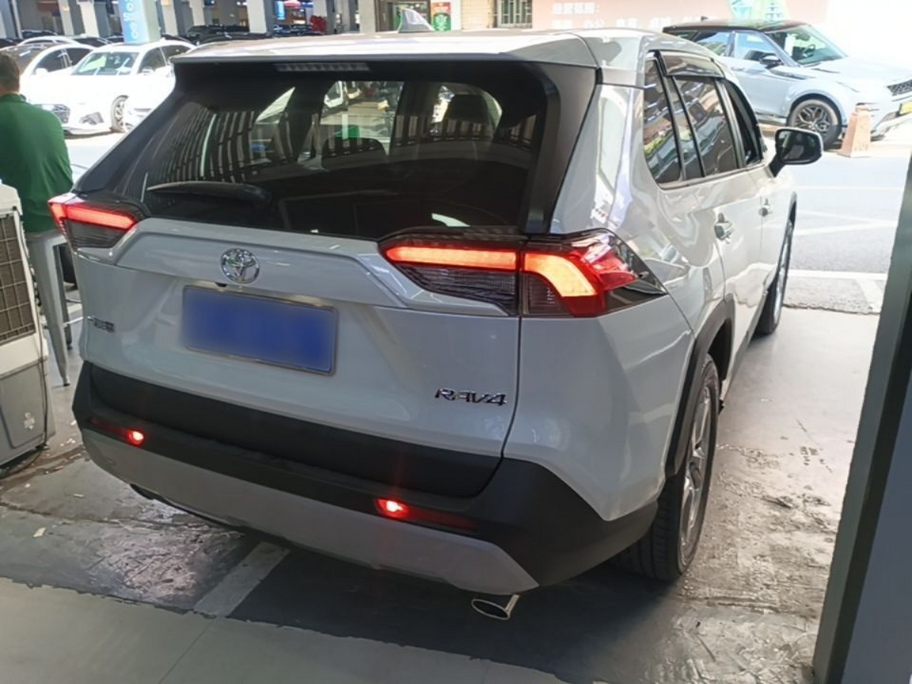 RAV4 2021 2.0L CVT RWD photo 4