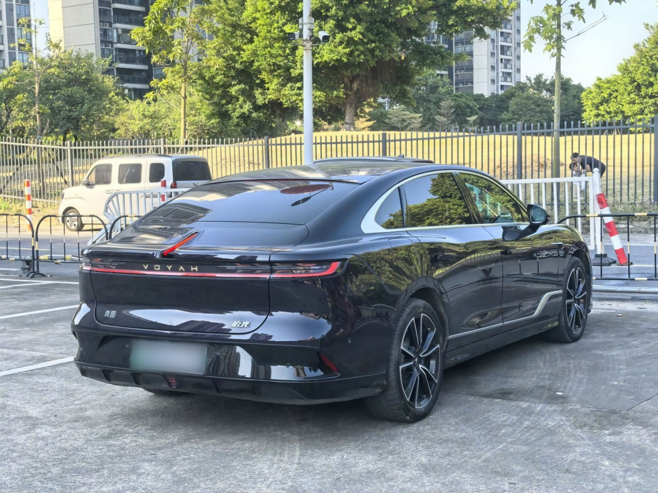 Voyah Passion 2024 PHEV AWD Extended Range Flagship photo 5