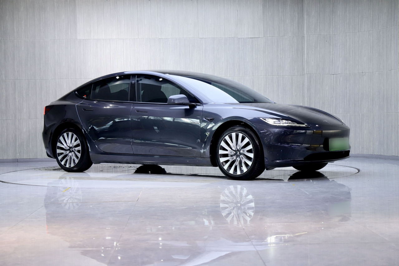 Model 3 2023 RWD photo 2