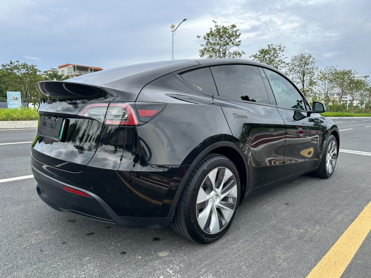 Model Y 2021 Standard Range RWD photo 2