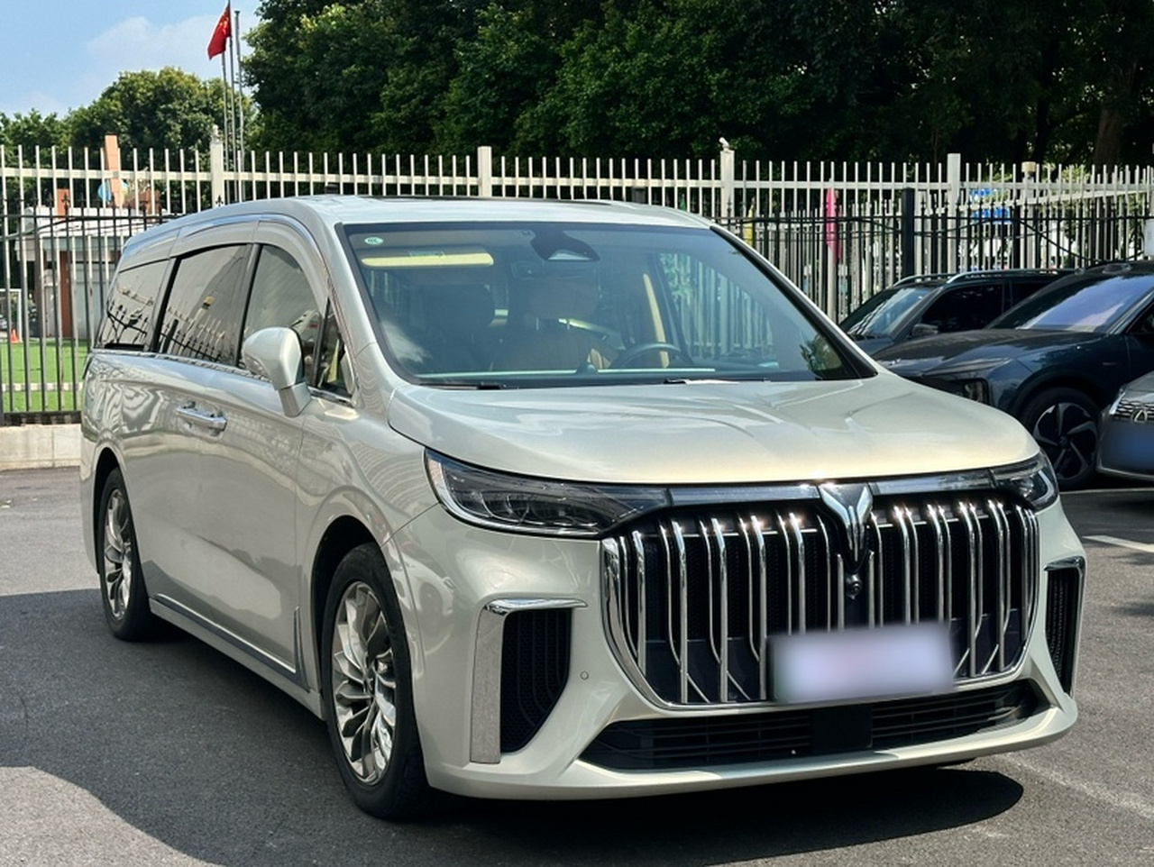 Voyah Dreamer 2024 PHEV Extended Range Flagship photo 2