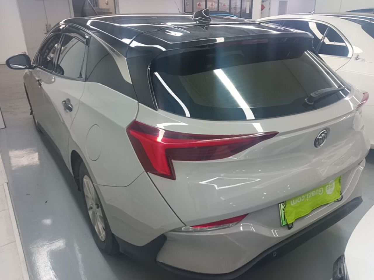 6 2022 PHEV Fashion photo 4