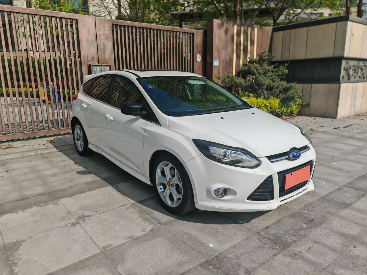 Focus 2012 Hatchback 2.0L AT Luxury Sport photo 3