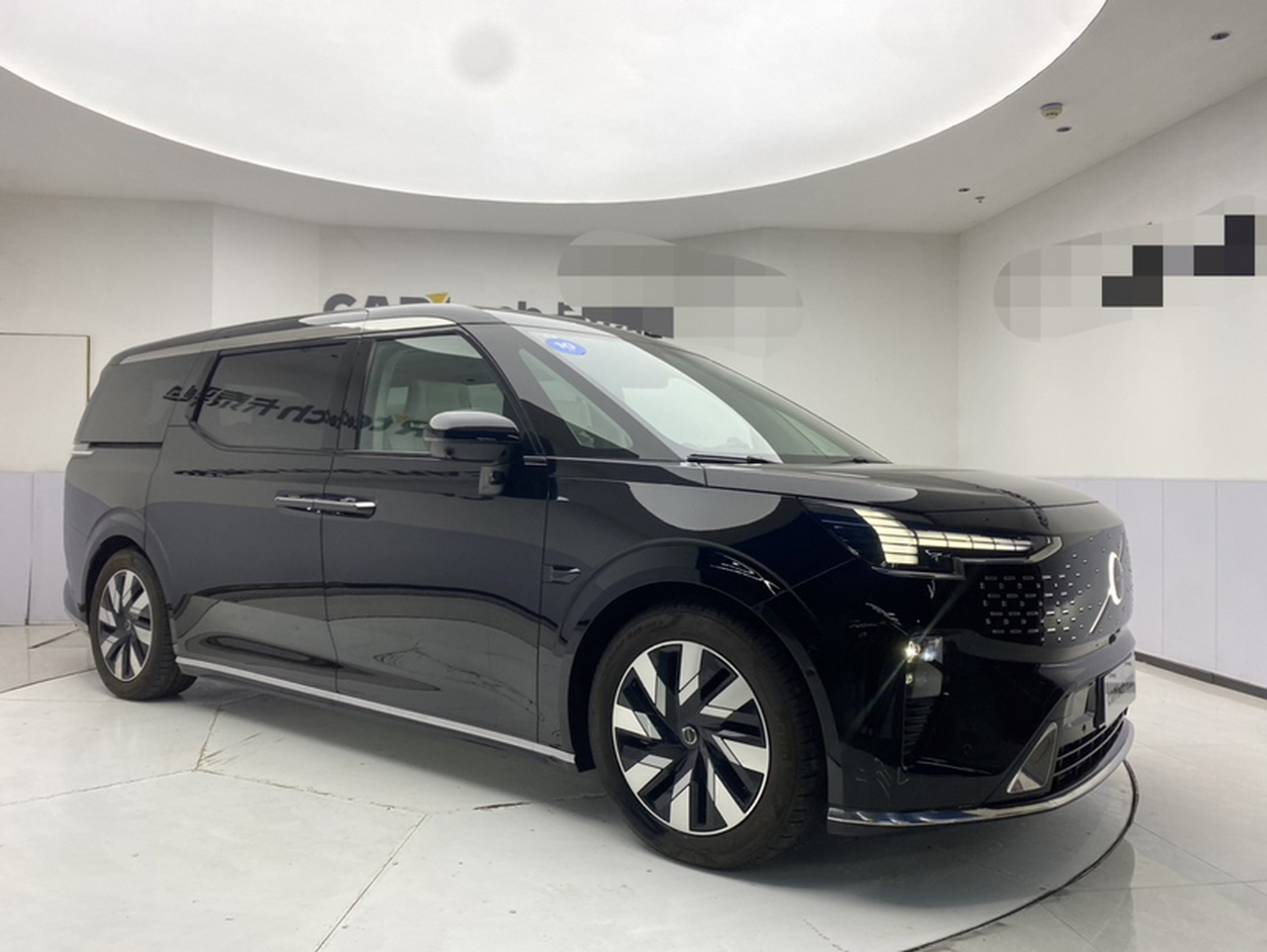EM90 2025 Ultra 6-Seater photo 3