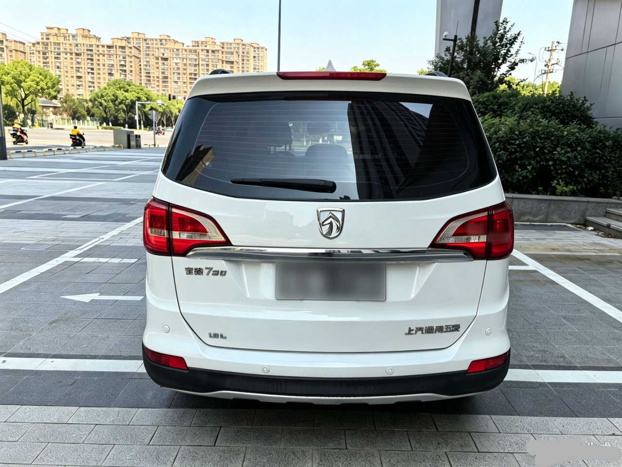 730 2016 1.8L iAMT Luxury 7-Seater photo 3